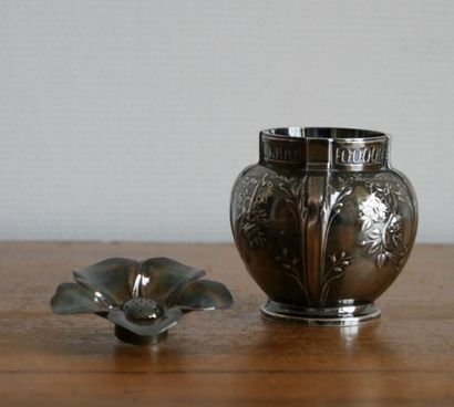  Silver lot including : 
A small silver pot 925 thousandths decorated with foliage...