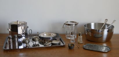 null Lot of silver plated metal including : 

1 presentation tray. Dimensions: 44...
