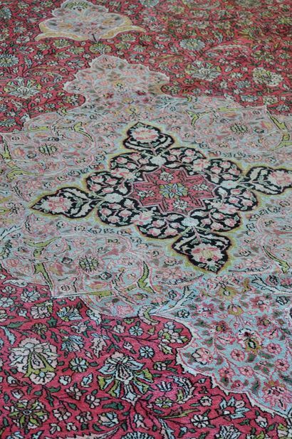 null Important Indo-Persian wool carpet with three borders, the main one decorated...