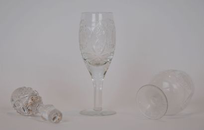 null Lot en cristal gravé comprenant :

1 verre sur pied à décor de médaillons et...