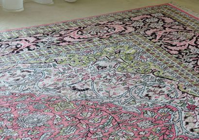 null Important Indo-Persian wool carpet with three borders, the main one decorated...