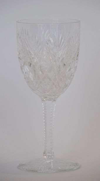 null SAINT LOUIS 

Suite de verres en cristal taillé à décor de croisillons comprenant :

4...
