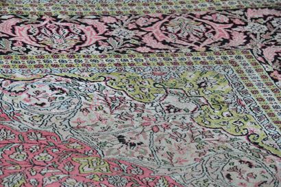 null Important Indo-Persian wool carpet with three borders, the main one decorated...