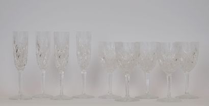 null SAINT LOUIS 

Suite de verres en cristal taillé à décor de croisillons comprenant :

4...
