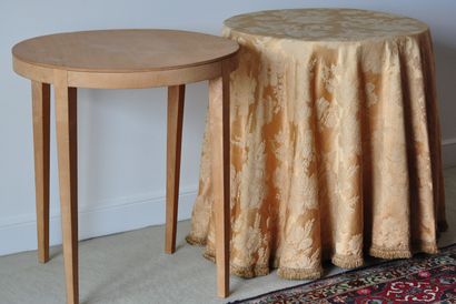 null 4 pedestal tables in natural wood resting on 4 tapered legs.

Modern work

Height...