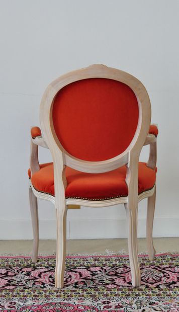 null Armchair with medallion back in natural white lacquered wood, resting on 4 arched...