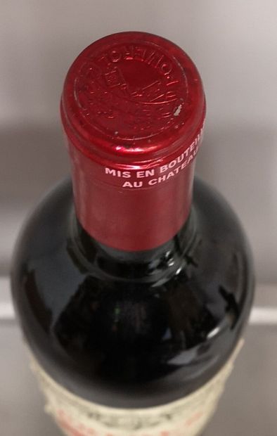 null 1 bouteille PETRUS - Pomerol 1989 Etiquette très légèrement tachée. Niveau haute...