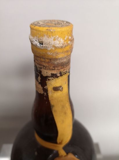 null 1 bottle 70cl GRAND MARNIER Cordon Jaune - J. B. Lapostolle 1970's Label damaged,...