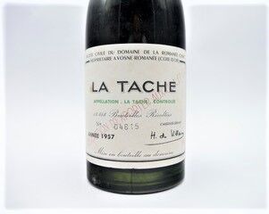 null 1 bottle LA TACHE Grand cru DOMAINE de la ROMANEE CONTI 1957 n° 04815 Label...