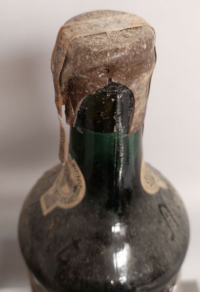 null 1 bottle PORTO NEIPOORT "Garrafeira" 1940 Aged for a long time in 1945 Bottled...