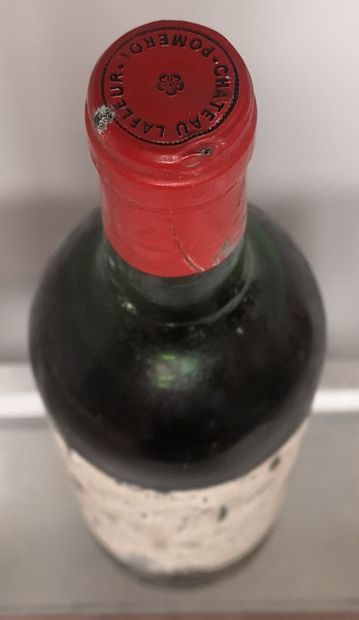 null 1 bouteille 1 bouteille Château LAFLEUR - Pomerol 1983 Etiquette tachée, abimée....