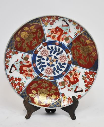 null Plat rond en porcelaine Imari à décor de personnages dans des réserves. Diamètre...