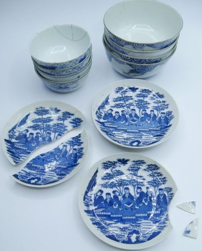 null VIETNAM - XIXe siècle

Ensemble en porcelaine bleu blanc cerclé de métal de...
