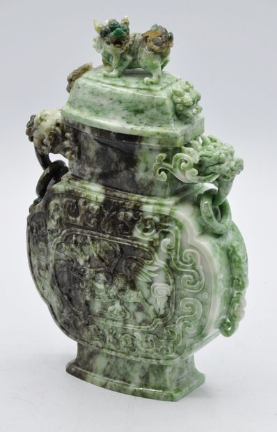 null CHINE :

Vase couvert en pierre dure verte et blanche, à décor sculpté de dragons...