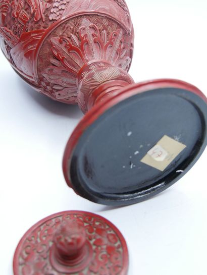 null CHINE - XIXe siècle

Pot couvert sur piédouche en laque rouge sur métal à décor...