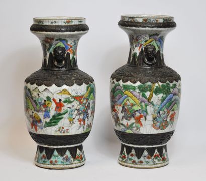 null CHINE, Nankin :

Paire de vases balustres en porcelaine à décor polychrome de...