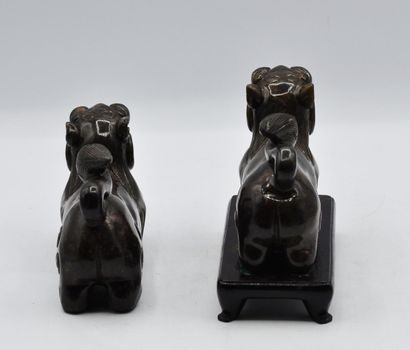 null CHINE :

Paire de lions bouddhiques en pierre dure marron nuancée représentés...