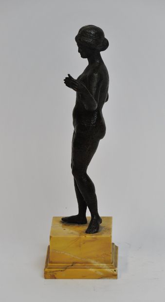 null Statuette en bronze à patine brune nuancée de vert figurant la déesse Vénus...