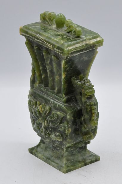 null CHINE :

Vase couvert en serpentine, à décor sculpté de chilongs sur les anses.

Epoque...