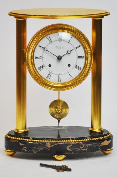 null HOUR LAVIGNE à Paris depuis 1848

Pendule portique en métal doré, le cadran...