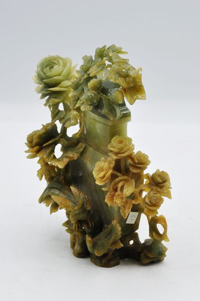 null CHINE :

Vase couvert à panse aplatie en serpentine, richement paré de branchages...
