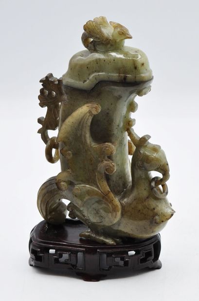 null CHINE :

Vase couvert en jade céladon à nuance brune représentant un oiseau...
