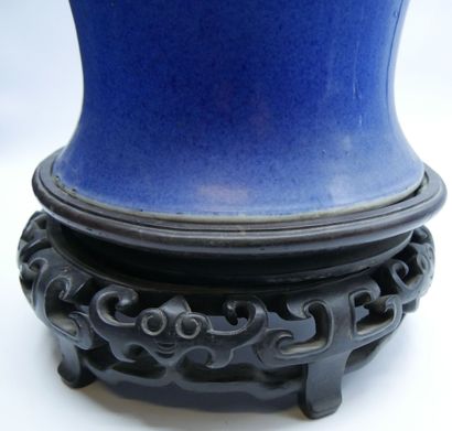 null CHINE - XVIIIème siècle

Potiche balustre en porcelaine émaillée bleu poudré.

Couvercle...