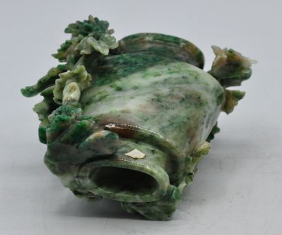 null CHINE :

Groupe en serpentine sculptée d'un phénix posé sur un branchage fleuri.

Epoque...