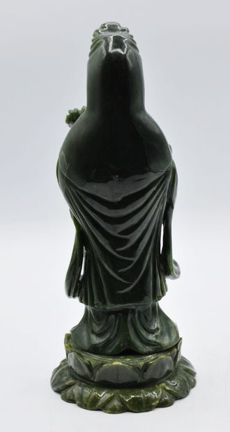null CHINE :

Divinité en jade vert représentée debout et tenant un vase renversé...