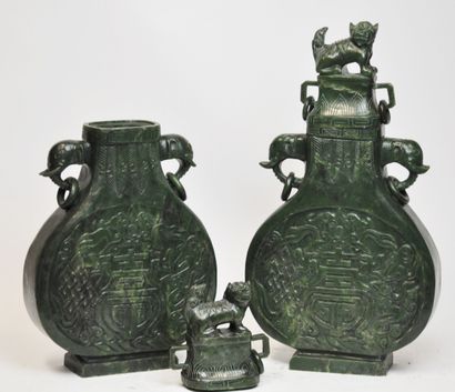 null CHINE :

Paire de vases couverts à panse circulaire aplatie en jade vert, sculptée...