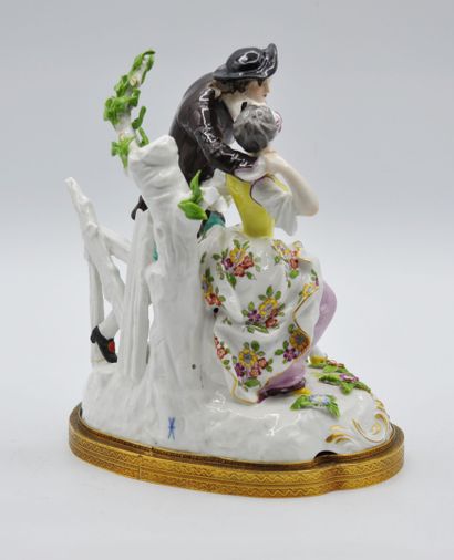 null SAXE

Sujet en porcelaine polychrome représentant un jeune homme versant du...