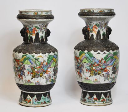 null CHINE, Nankin :

Paire de vases balustres en porcelaine à décor polychrome de...