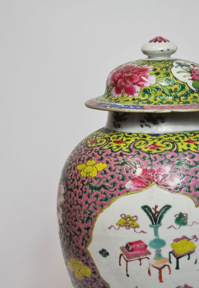 null CHINE :

Vase couvert de forme balustre en porcelaine à décor polychrome aux...