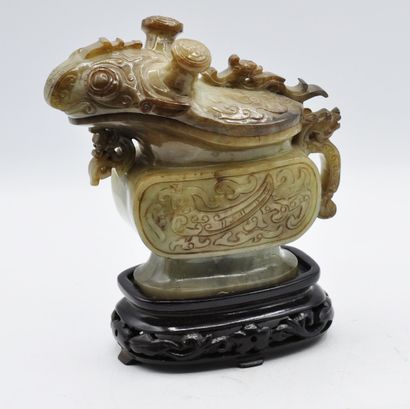 null CHINE :

Verseuse gong en jade céladon pâle veiné brun, traité dans un style...