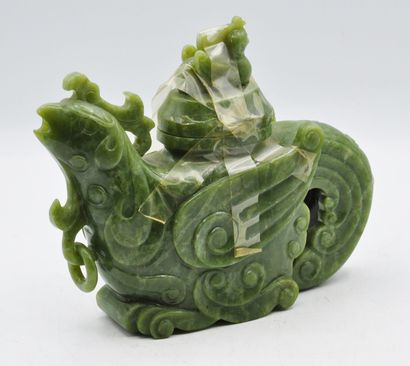 null CHINE :

Vase couvert en jade vert représentant un oiseau fantastique archaïsant.

Epoque...