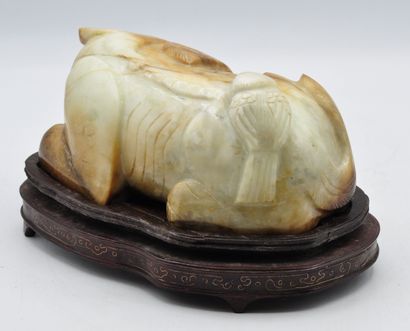 null CHINE :

Lion bouddhique couché en jade blanc veiné brun traité dans un style...
