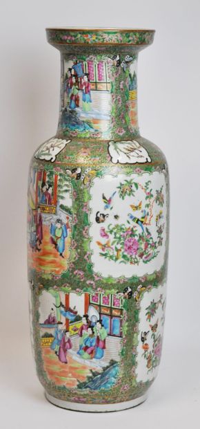 null CHINE, Canton :

Important vase balustre en porcelaine à décor polychrome de...