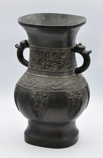 null CHINE : 

Vase en bronze à patine brune de forme hu, à décor sculpté de rinceaux,...