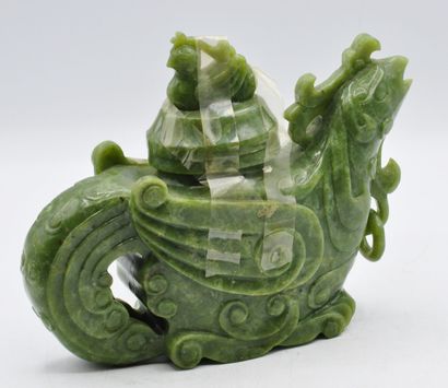 null CHINE :

Vase couvert en jade vert représentant un oiseau fantastique archaïsant.

Epoque...