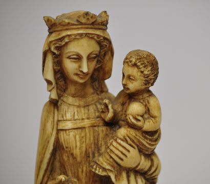 null Vierge à l'Enfant en ivoire sculpté. Elle porte l'Enfant bénissant sur son bras...