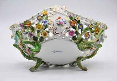 null MEISSEN 

Corbeille ovale ajourée en porcelaine à décor polychrome de bouquets...