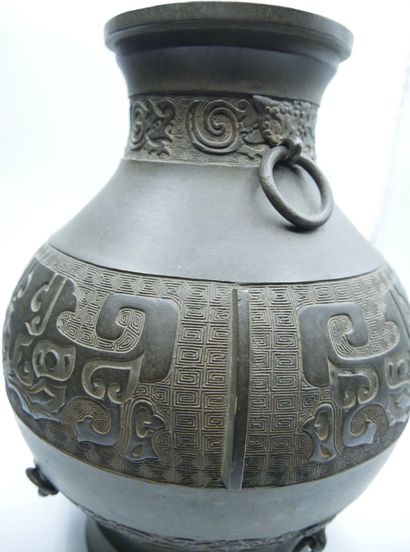 null CHINE - XXème siècle

Vase balustre en bronze à patine brune à décor ciselé...