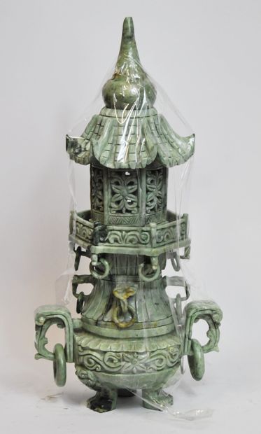 null CHINE :

Brule parfum tripode surmonté d'une pagode en jadéite vert pâle. Anneau...