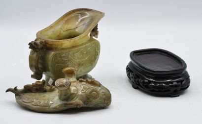 null CHINE :

Verseuse gong en jade céladon pâle veiné brun, traité dans un style...