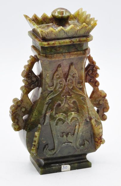 null CHINE :

Vase couvert en pierre dure verte nuancée rouge de forme pansue à décor...