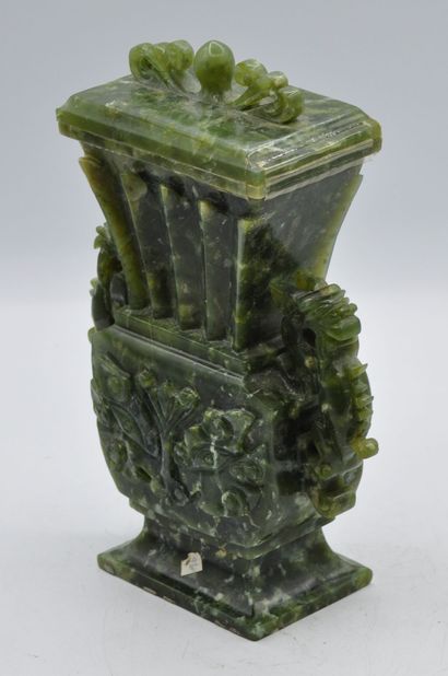 null CHINE :

Vase couvert en serpentine, à décor sculpté de chilongs sur les anses.

Epoque...