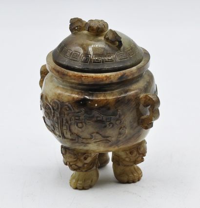 null CHINE :

Petit vase couvert de forme archaïsante en jade céladon pâle veiné...