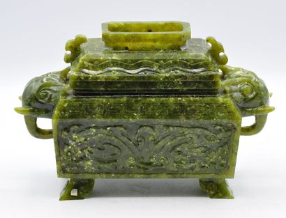 null CHINE :

Vase couvert de forme archaïsante en serpentine à décor de grecs, les...