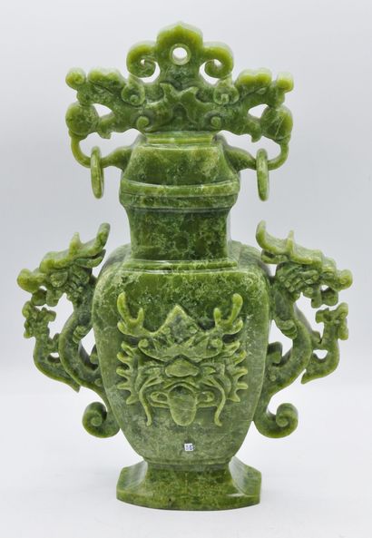 null CHINE :

Vase couvert à panse aplatie en jade vert, les anses en forme de chilongs

Epoque...