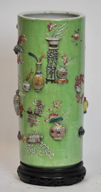null 
CHINE : 




Vase rouleau en porcelaine à décor polychrome et or aux émaux...